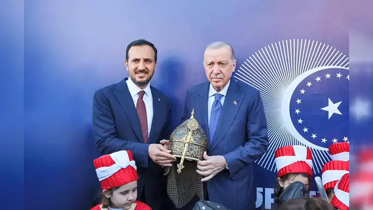Cumhurbaşkanı Erdoğan'a miğfer hediye edildi