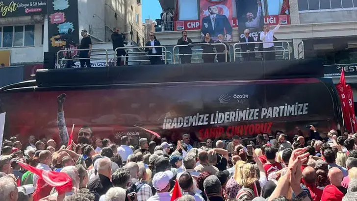 Özgür Özel: "Derhal kurultay yapın"
