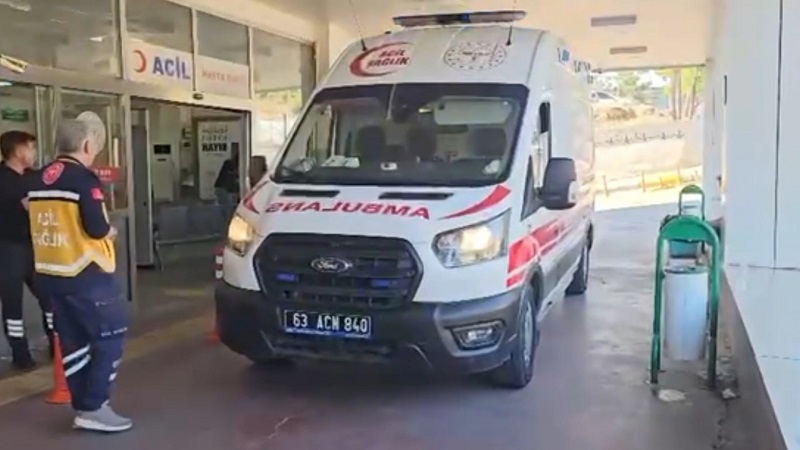 Yılanı vurmak isterken av tüfeği ile 5 kişiyi yaraladı