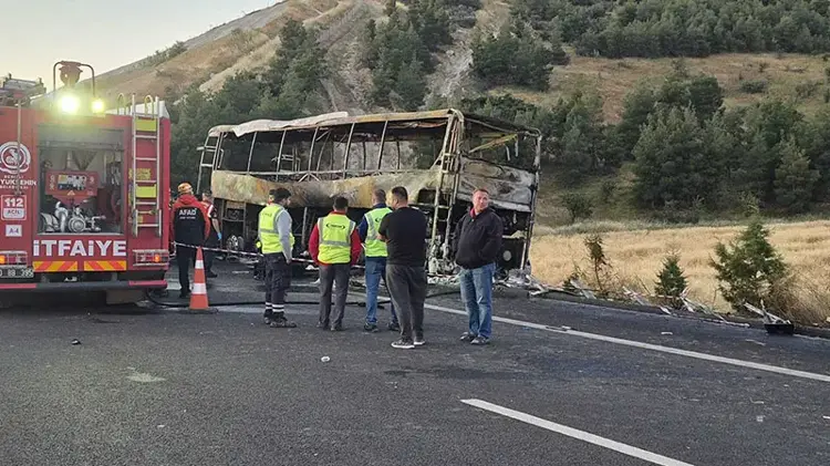 Bariyere çarpan yolcu otobüsü alev aldı