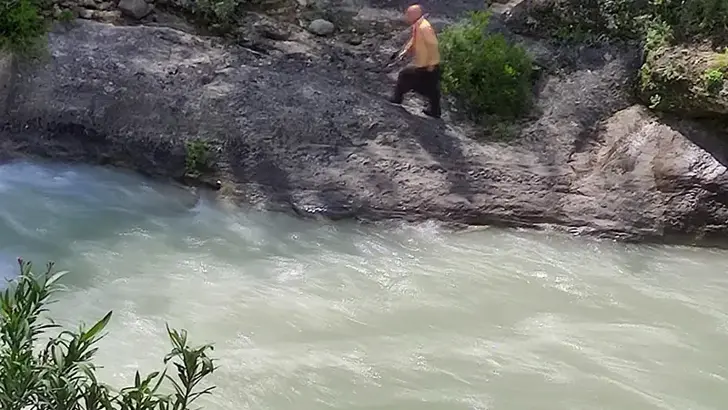Serinlemek için girdiği çayda kayboldu