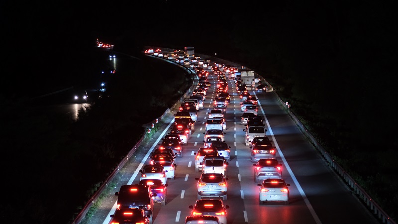 Anadolu Otoyolu Düzce geçişinde trafik durma noktasına geldi