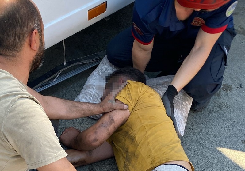 Lastik tamiri yaptığı TIR'ın körüğü patladı