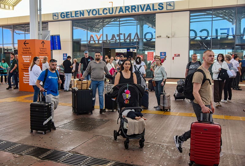 Hava yoluyla 3,5 milyon turist geldi