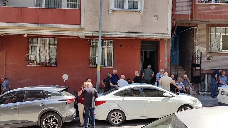 5'inci kattan otomobilin üzerine düştü