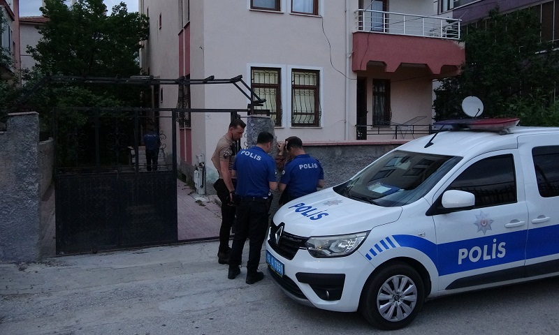 Çocuklarının gözü önünde eşini  bıçakladı