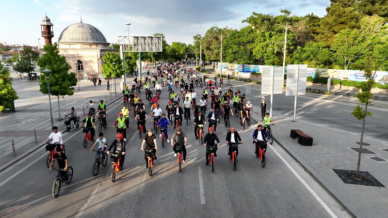 Binlerce bisikletsever aynı anda pedal çevirdi