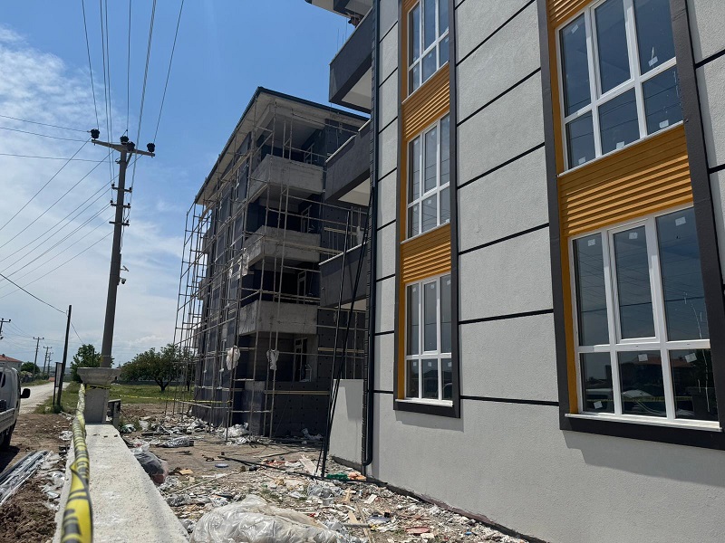 İnşaat işçisi 4. kattan düştü