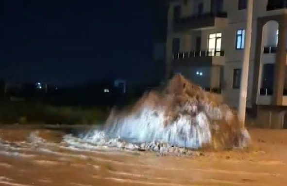 Sağanak yağış taşkınlara neden oldu