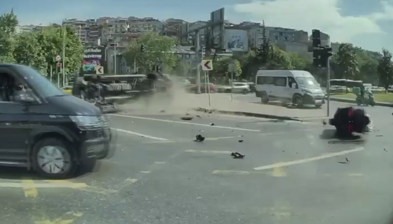 Ambulans ile motosiklet çarpıştı: 4 yaralı