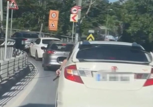 Araçtan gösterdiği silah oyuncak çıktı