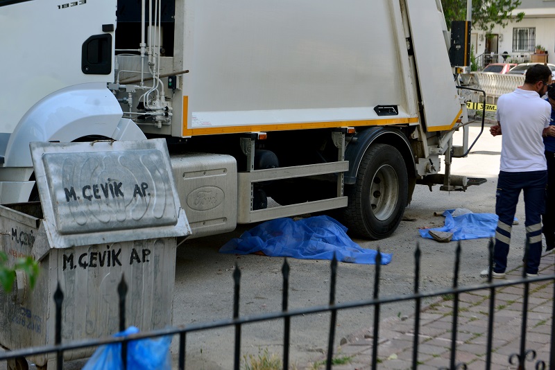 Çöp kamyonunun altında kalan yaya öldü