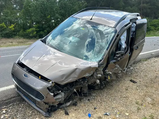 Otomobille hafif ticari araç çarpıştı