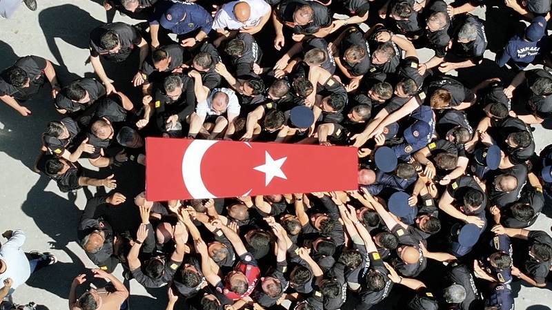 İtfaiye eri son yolculuğuna uğurlandı