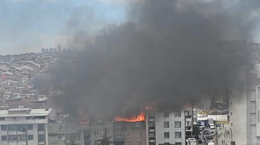 Esenyurt'ta 5 katlı binanın çatısında yangın