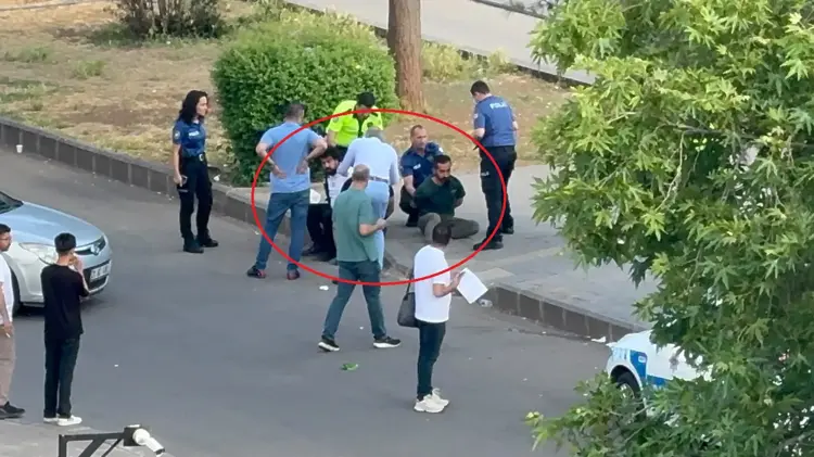 Adliye binasını görüntüleyen kişiler  polise saldırdı