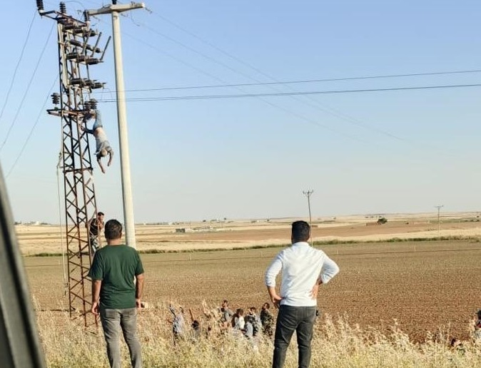 Akıma kapıldığı direkte asılı kaldı