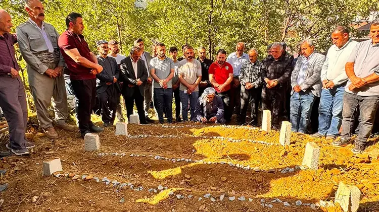 Yan yana toprağa verildiler