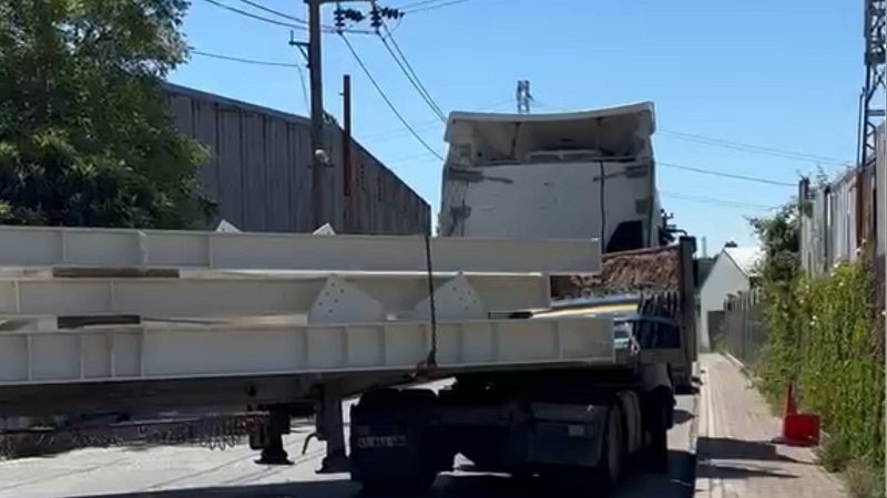 TIR’ın dorsesi ile bahçe duvarı arasına sıkıştı