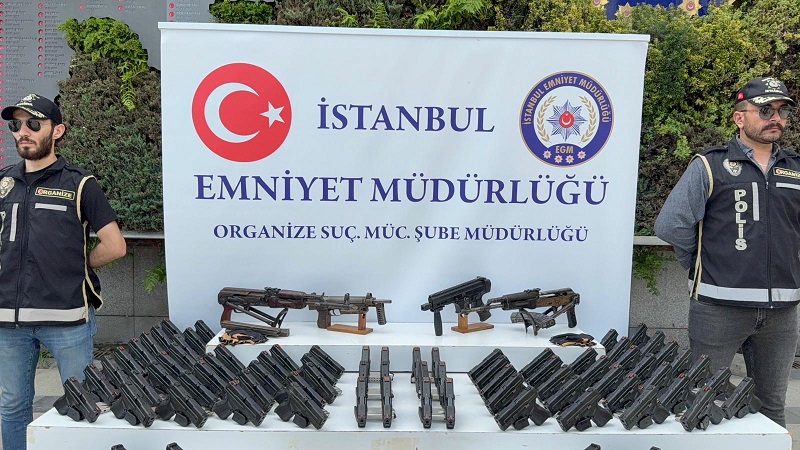Suç çetelerinin silahları emniyette sergilendi