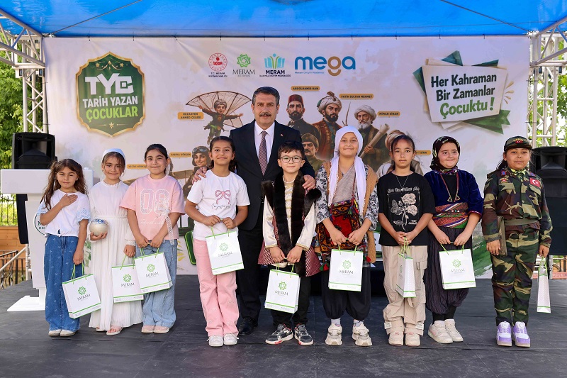 Çocuklar hem yazdı hem sahneye taşıdı