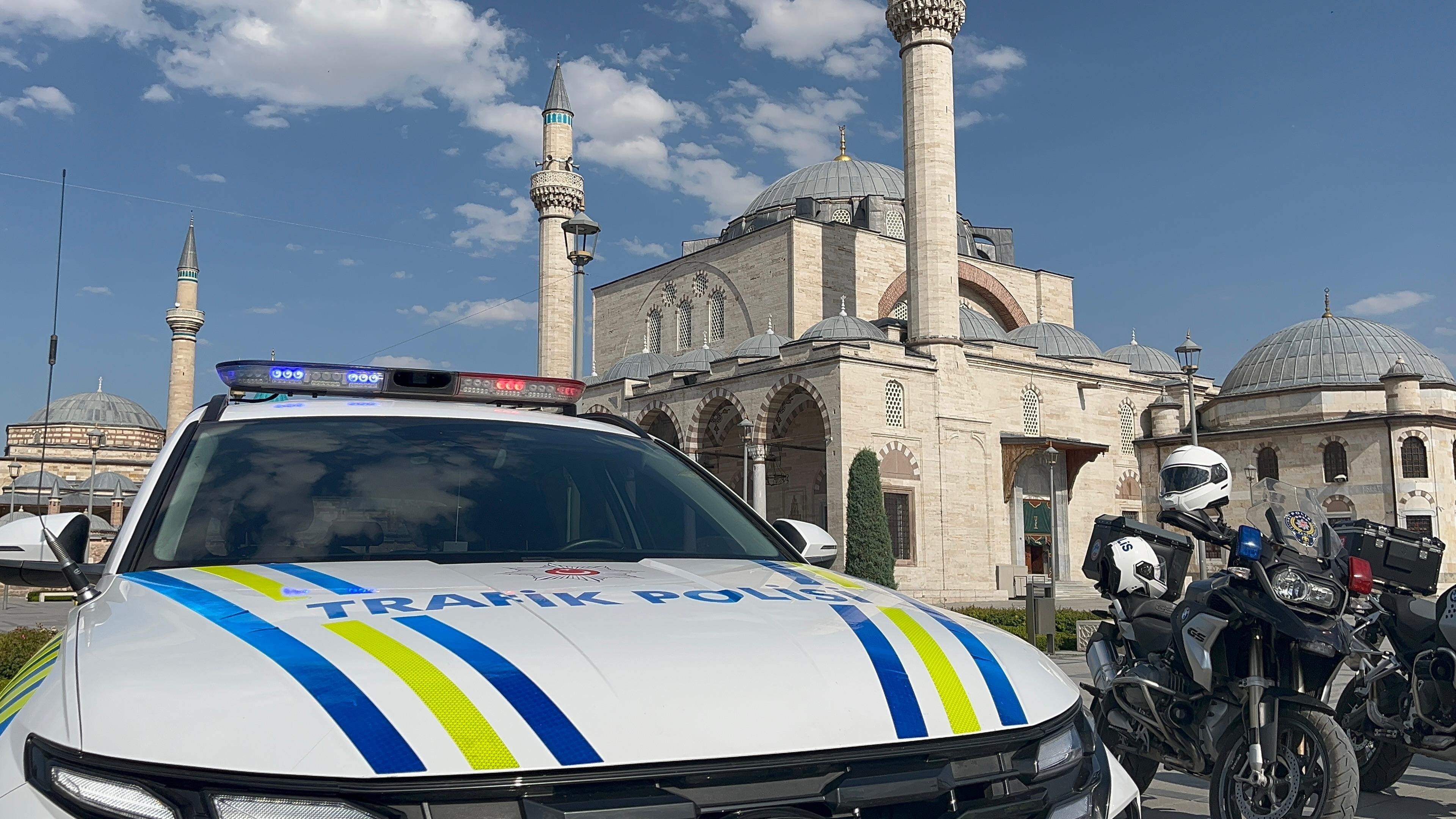 Konya polisi öğrencileri sınava yetiştirdi