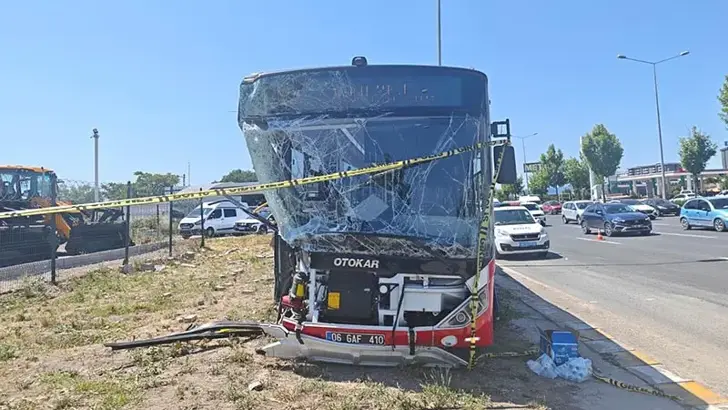 Belediye otobüsü ve hafif ticari araç çarpıştı
