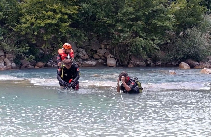 Serinlemek için girdiği çayda kayboldu