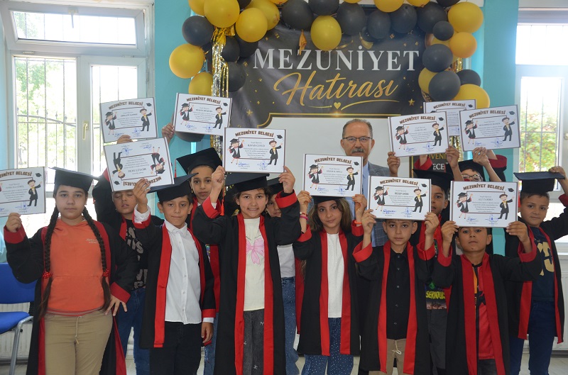 Konya'nın asırlık ilkokulu 99. mezunlarını verdi