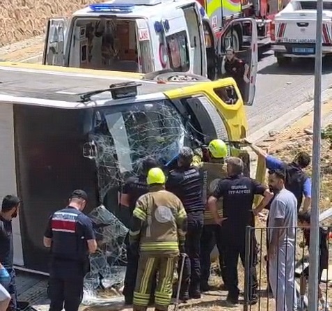 Çocuğa çarpmamak için manevra yapınca devrildi