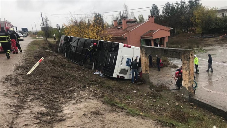 Yolcu otobüsü şarampole devrildi: 33 yaralı