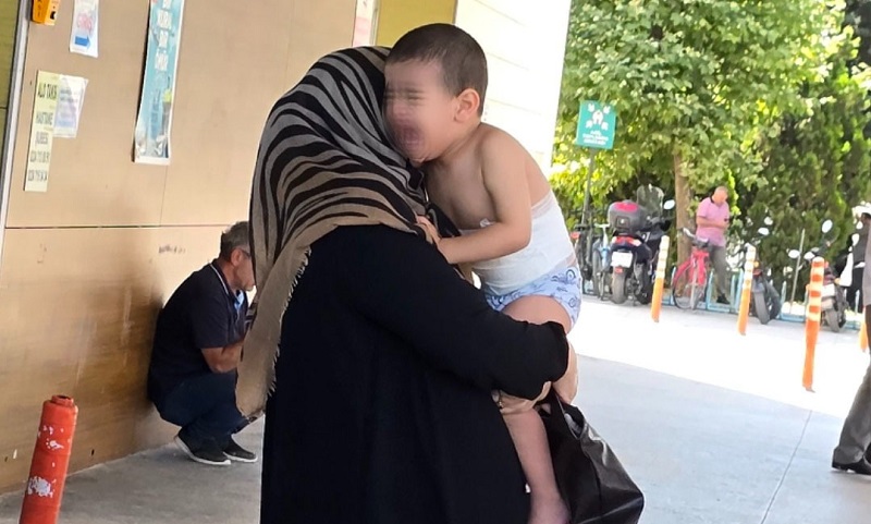 Üzerine çay dökülen çocuk yaralandı