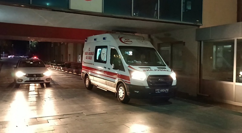 Camından sarktığı otomobilden düştü