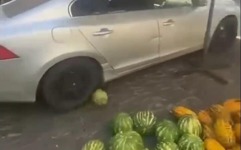 Esnafın sergideki karpuzlarını otomobiliyle ezdi