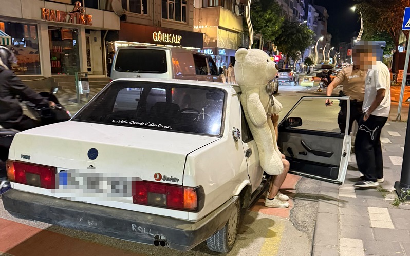 Pelüş ayı ile turlayan ehliyetsiz sürücüye ceza