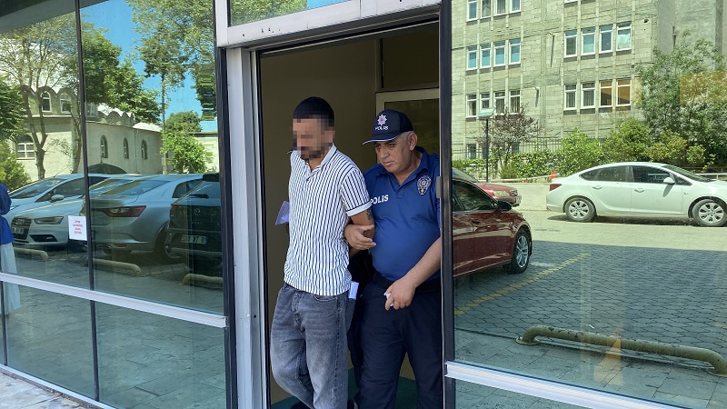 Temizlik işçisinin burnunu kırdı
