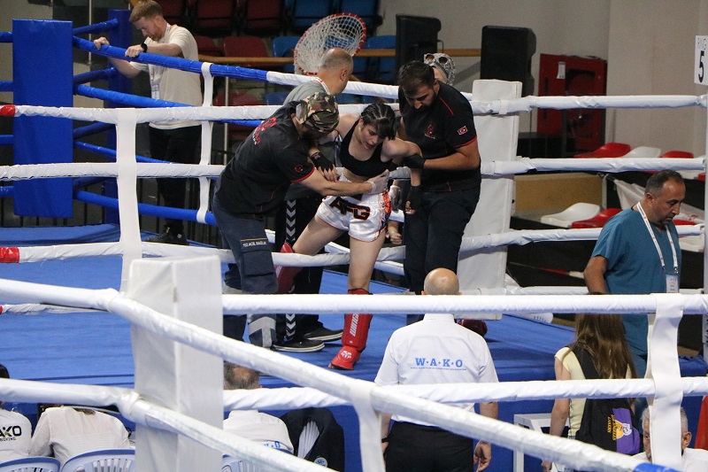 Kadın sporcu ringde fenalaştı