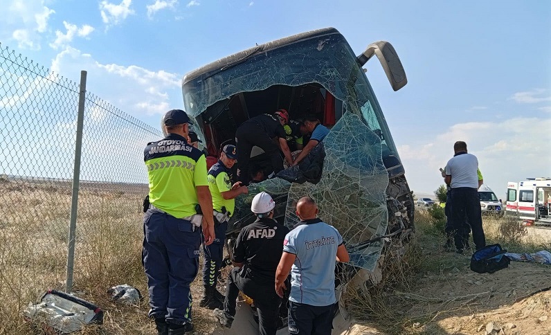 Aksaray’da otobüs yoldan çıktı