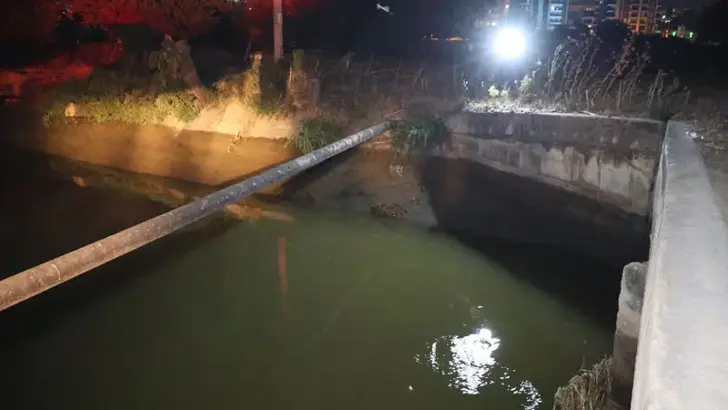 Sulama kanalında akıntıya kapıldılar