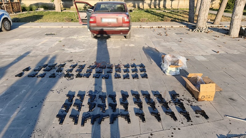 Otomobilden cephanelik çıktı !