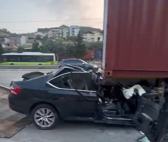 Otomobil, TIR'ın altına girdi