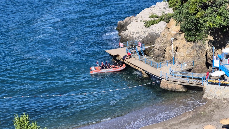 Yasağa rağmen denize girdi