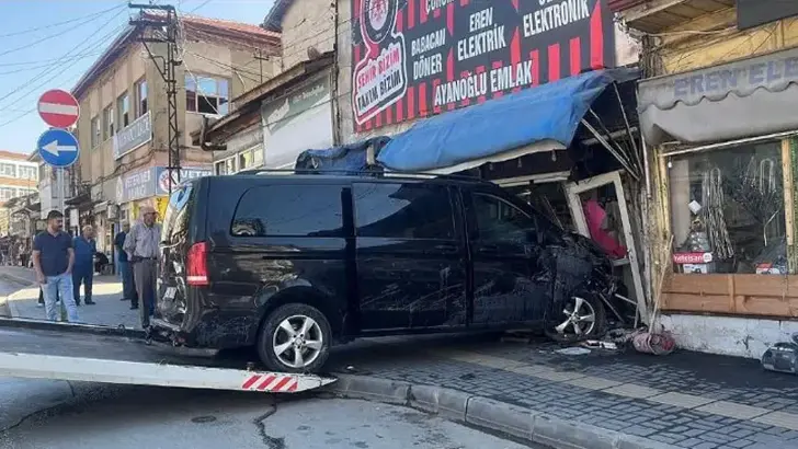 Minibüs 5 araca çarpıp çay ocağına daldı
