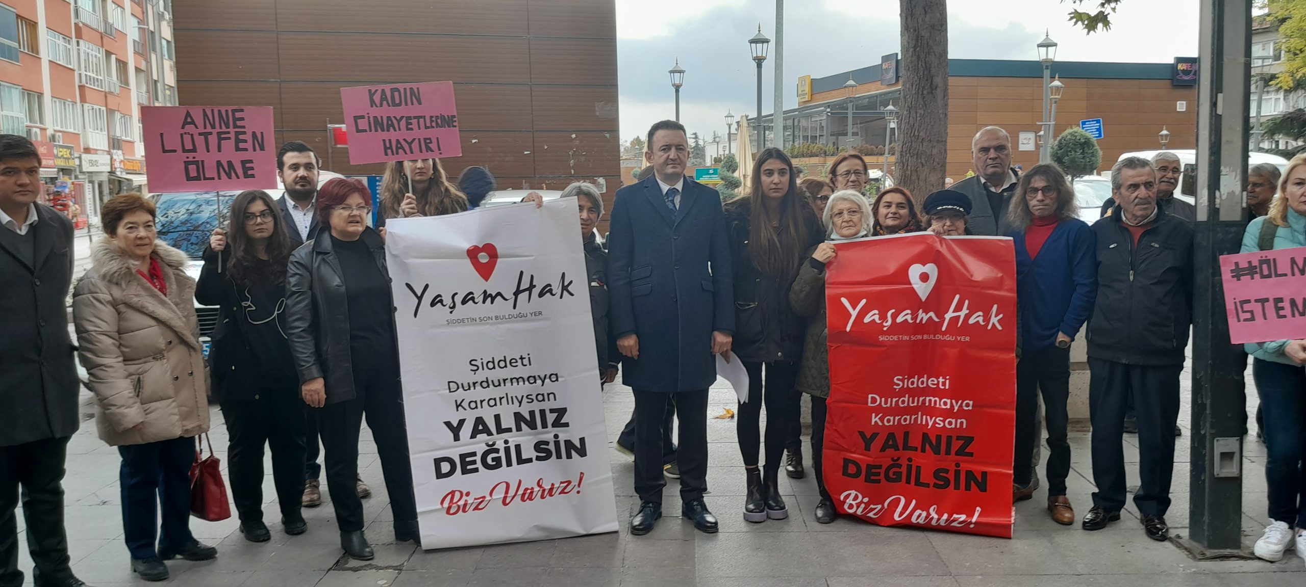 "Ülkemizde yaşayan kadınlar yaşam hakkı için direniyor"