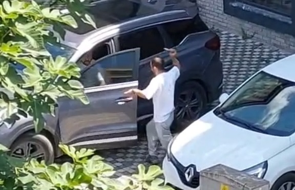 Evinin önüne araç park eden sürücüyü bıçakladı