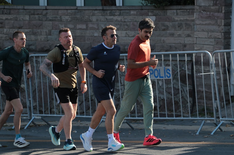 Macron, Seğmenler Parkı'nda koştu