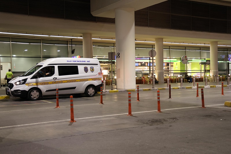 İzmir'de havalimanında polise bıçaklı saldırı