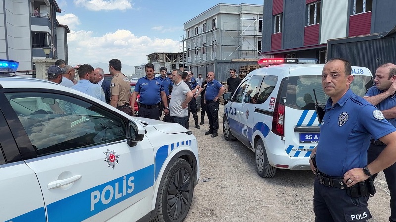 Hacze gelen icra görevlilerini engellemeye çalıştılar