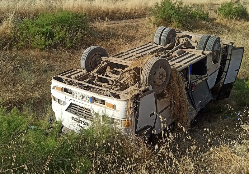 Tarım işçilerini taşıyan minibüs devrildi