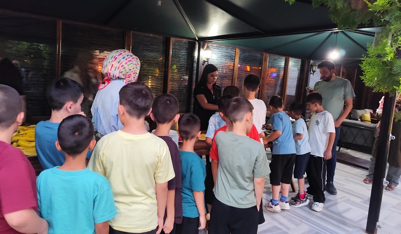 Sevilen isim Konyalı çocuklarla bir araya geldi